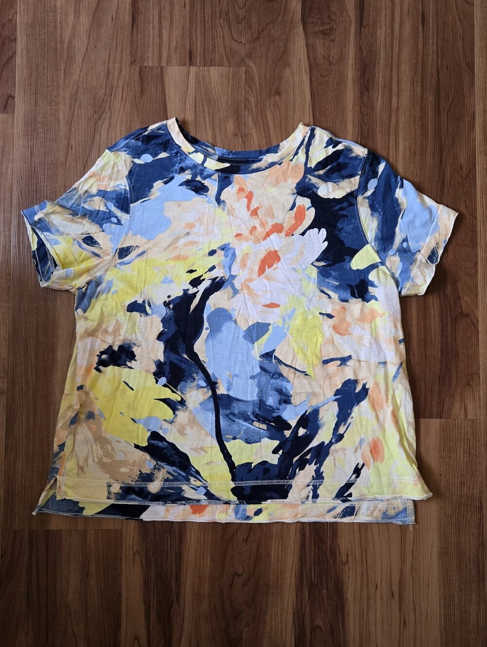 Abstract Floral Women's Petite Large VGUC Elevated Basic Crew Neck Tee